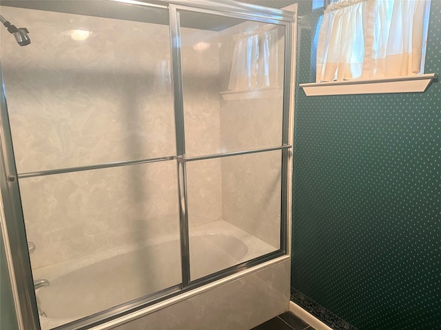 bathroom with combined bath / shower with glass door