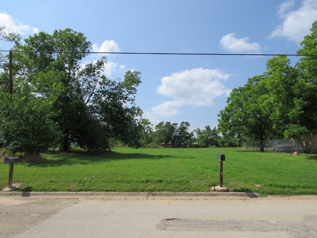 Listing photo 2 for 307 Peach, Rockdale TX 76567