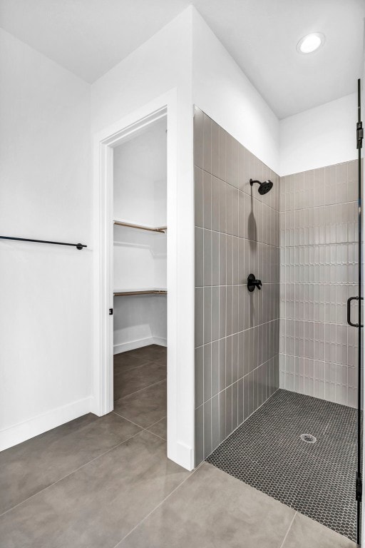 bathroom featuring tiled shower