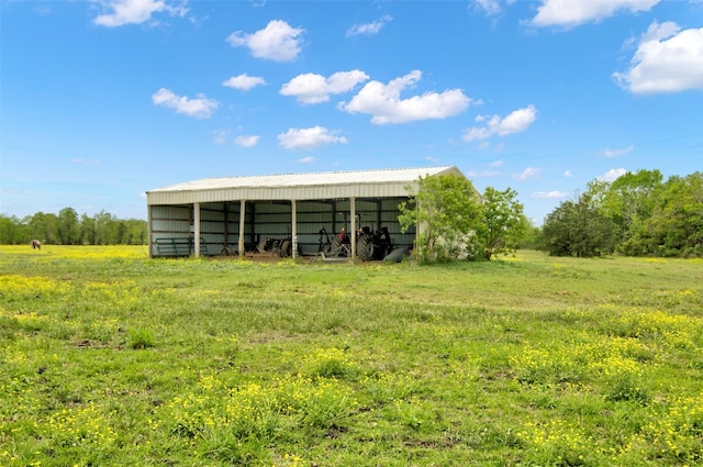 view of yard featuring an outdoor structure