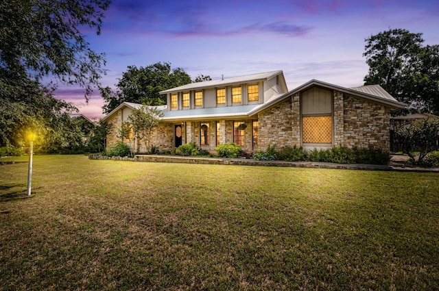 view of front of property featuring a lawn