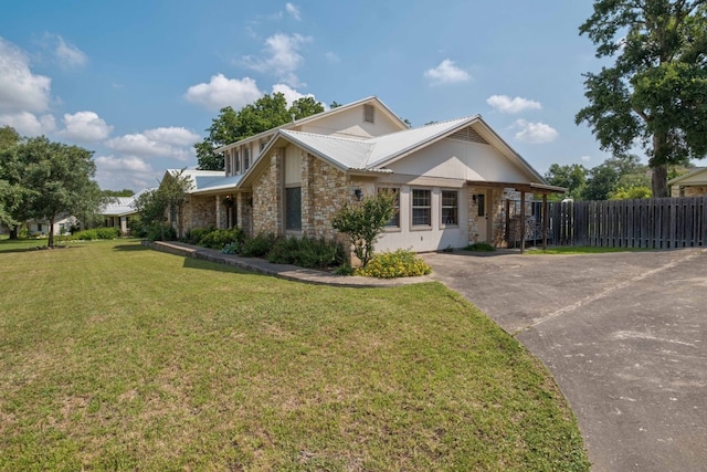 view of front facade featuring a front lawn