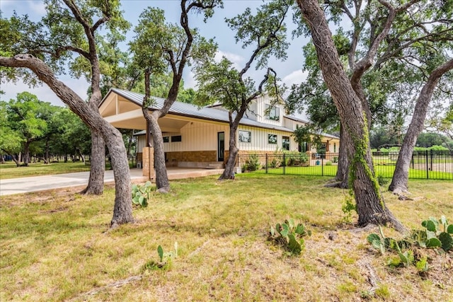 view of front facade featuring a front lawn