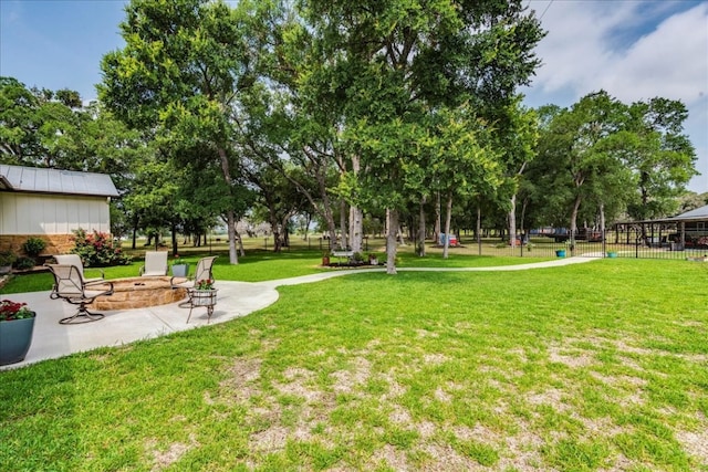 view of yard featuring an outdoor fire pit