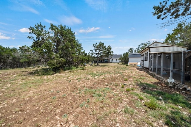 view of yard featuring an outdoor structure