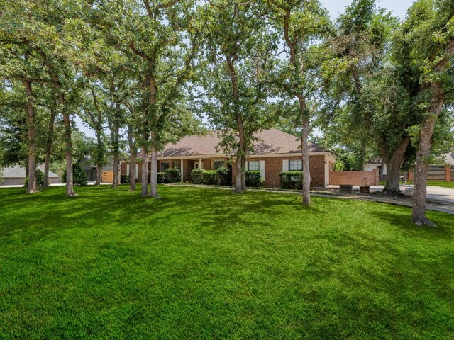 view of front of house with a front lawn