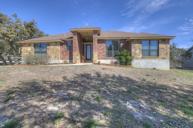 view of front facade featuring a front lawn