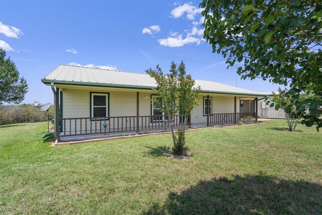 view of front facade featuring a front lawn and covered porch