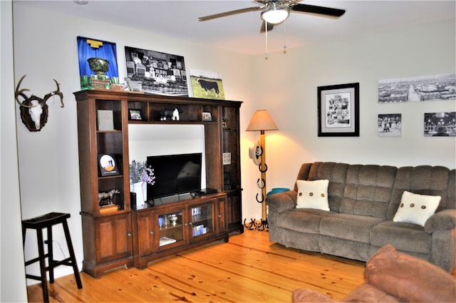 living room with light hardwood / wood-style floors and ceiling fan