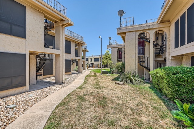 view of property's community featuring a lawn