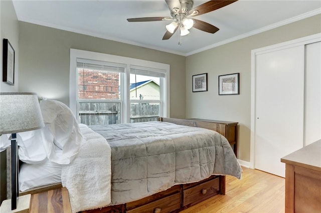 bedroom featuring crown molding, a ceiling fan, and light wood-style floors