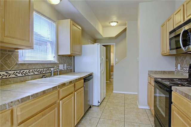 kitchen featuring stainless steel appliances, tasteful backsplash, sink, and plenty of natural light