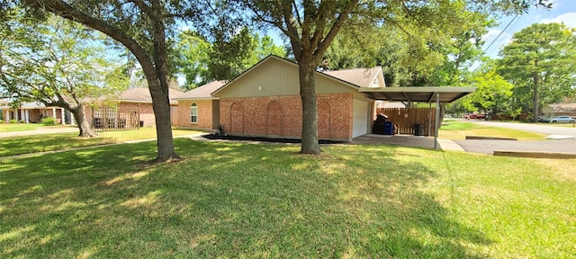 view of front of home featuring a carport and a front yard