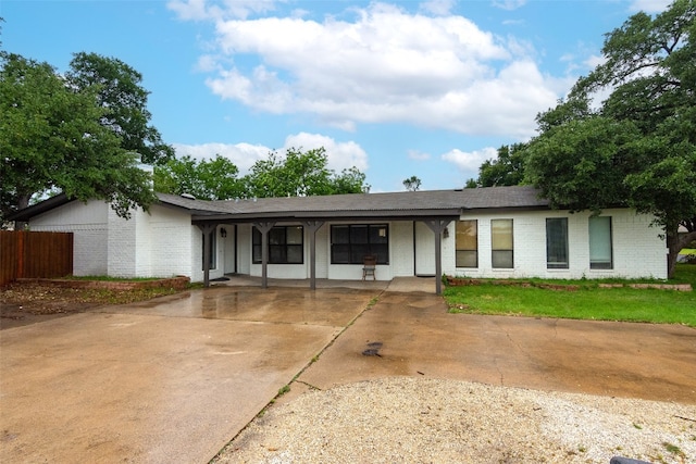 ranch-style house featuring covered porch