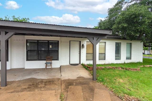 view of front facade featuring a front lawn