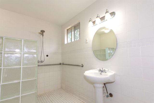 bathroom featuring tile walls