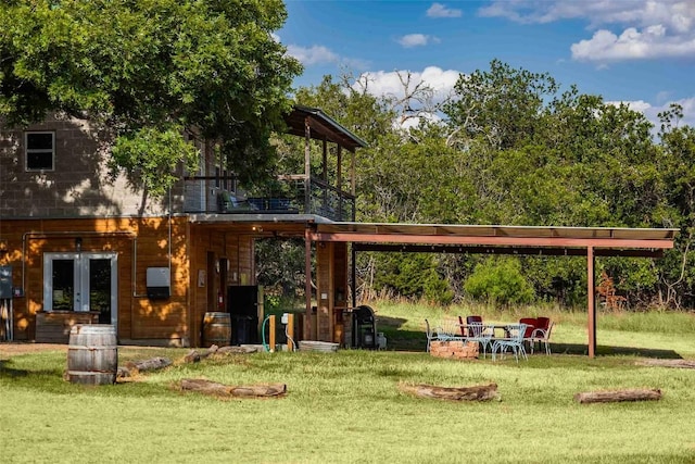 95 Loma Ln, Fredericksburg, TX 78624 - surrounding community featuring a yard and a wooden deck