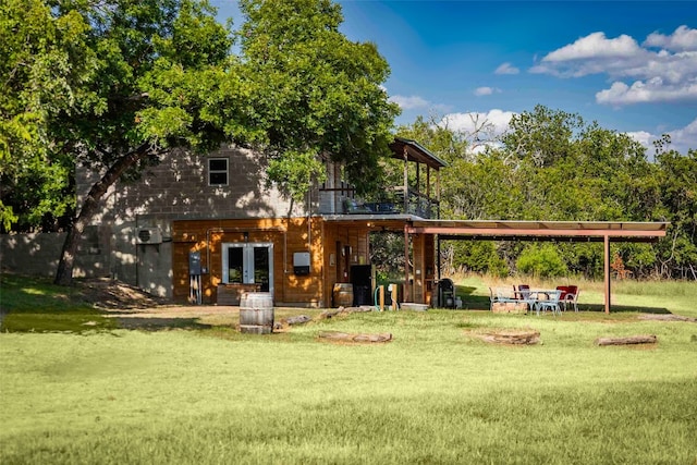 back of house featuring a lawn