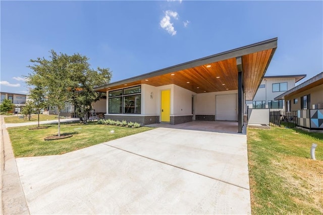 view of front of house featuring a front yard and a carport