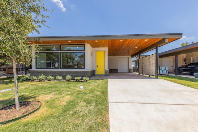 view of front of house with an attached carport, driveway, stucco siding, a front lawn, and brick siding