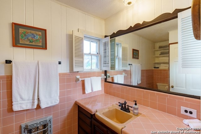 bathroom featuring large vanity