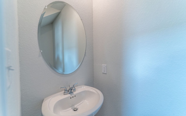 bathroom featuring sink