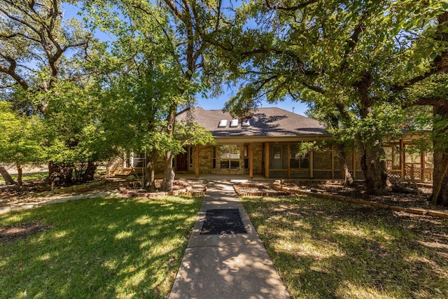 view of front facade featuring a front yard