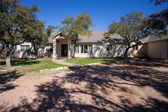 view of front of house featuring a front lawn