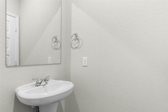 bathroom featuring sink