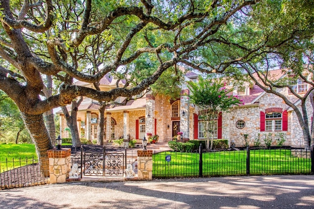 view of front of home featuring a front yard