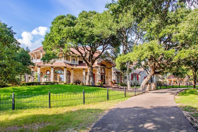 view of front facade with a front yard