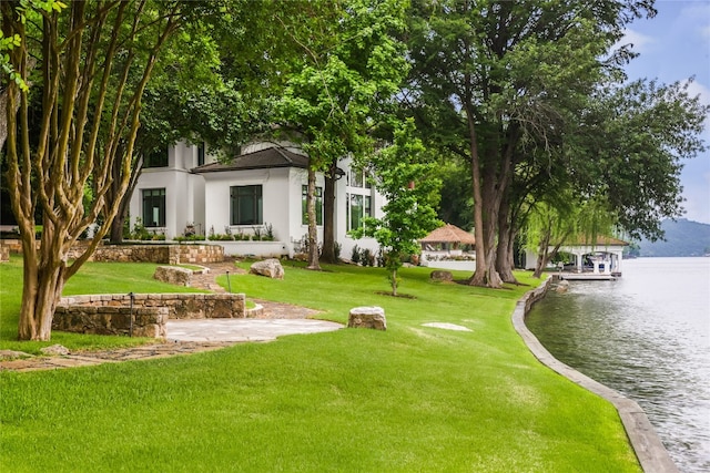 view of yard featuring a water view