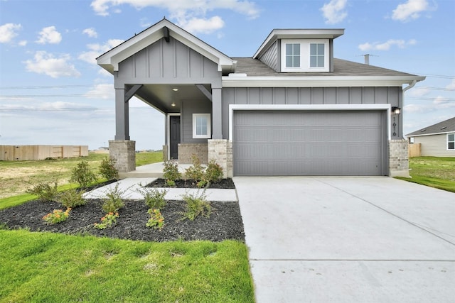 view of front facade featuring a garage and a front yard