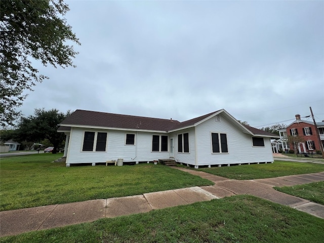 view of front of house with a front lawn