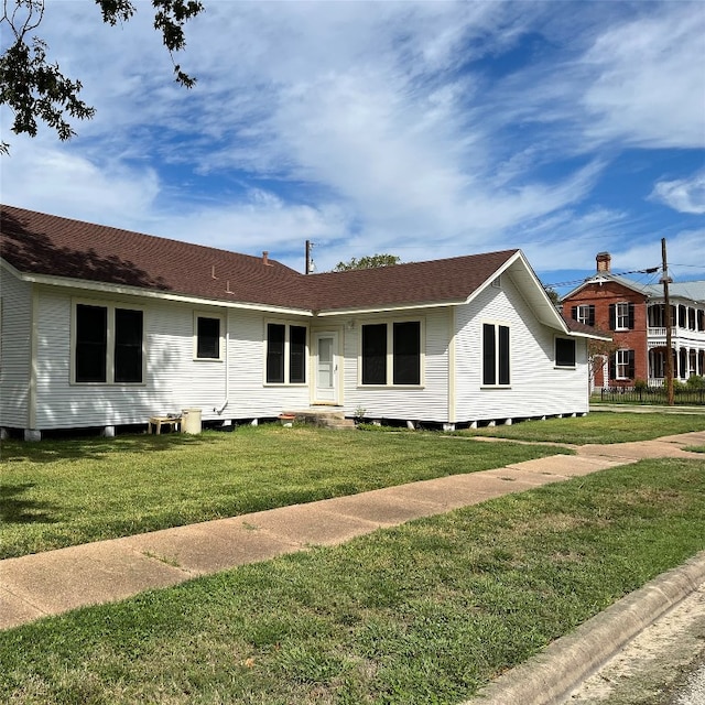 view of front of property featuring a front lawn