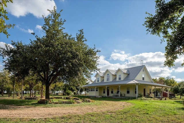 farmhouse-style home featuring a porch and a front lawn