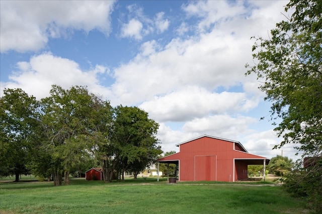 view of yard featuring an outdoor structure