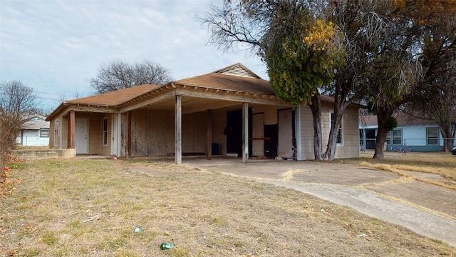 view of front of house featuring a front yard