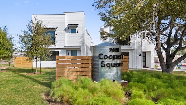 view of front of house featuring a front lawn