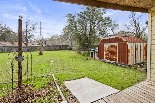 view of yard with a shed