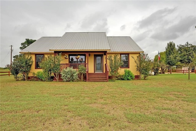 view of front of property with a front yard