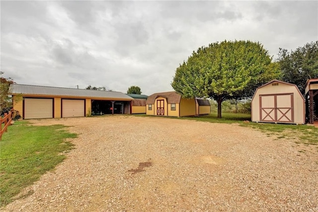 view of yard with a storage shed