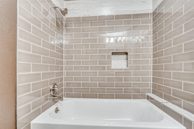 bathroom with tiled shower / bath