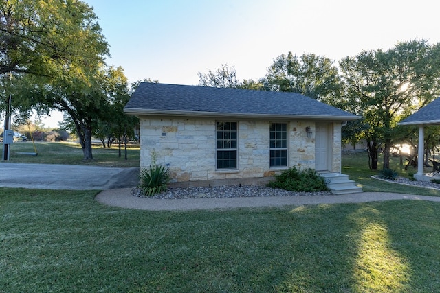 view of front of home with a front lawn