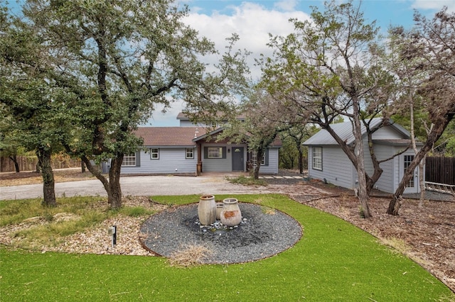 view of front of property with a front yard