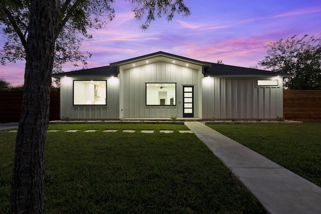 view of front facade featuring a yard