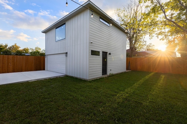 view of shed / structure with a yard