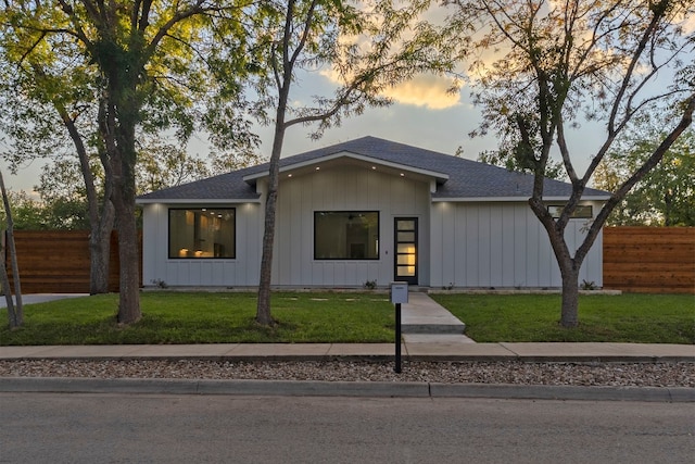 view of front facade featuring a lawn