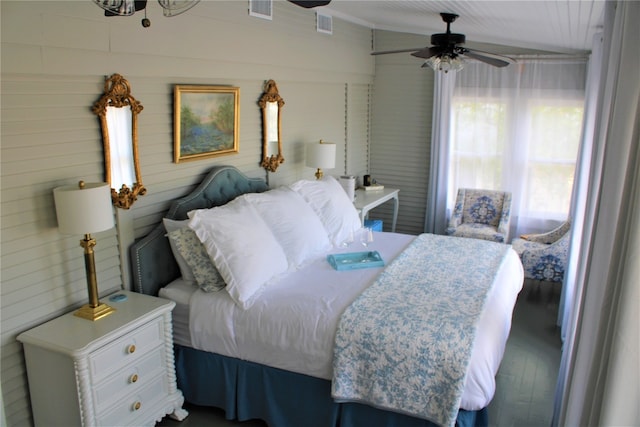 bedroom featuring ceiling fan