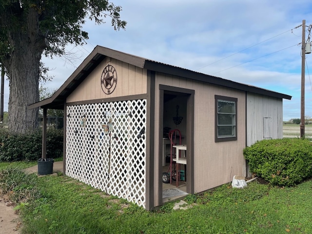 view of shed / structure with a yard